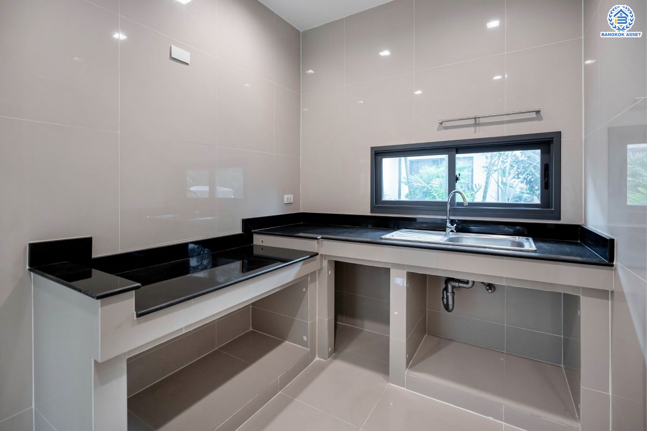 บ้านมือสองตกแต่งใหม่ โครงการ สราญสิริ ติวานนท์-แจ้งวัฒนะ1 หลังมุม เนื้อที่ 59.2 ตร.ว. ดีไซน์ตอบทุกไลฟ์สไตล์ ฟังก์ชัน 3 ห้องนอน 3 ห้องน้ำ จอดรถได้ 2 คัน Living ชั้นบนกว้างขวาง บนทำเลติดถนนใหญ่ เชื่อมต่อทุกเส้นทาง ใกล้จุดขึ้นทางด่วน "ศรีสมาน"